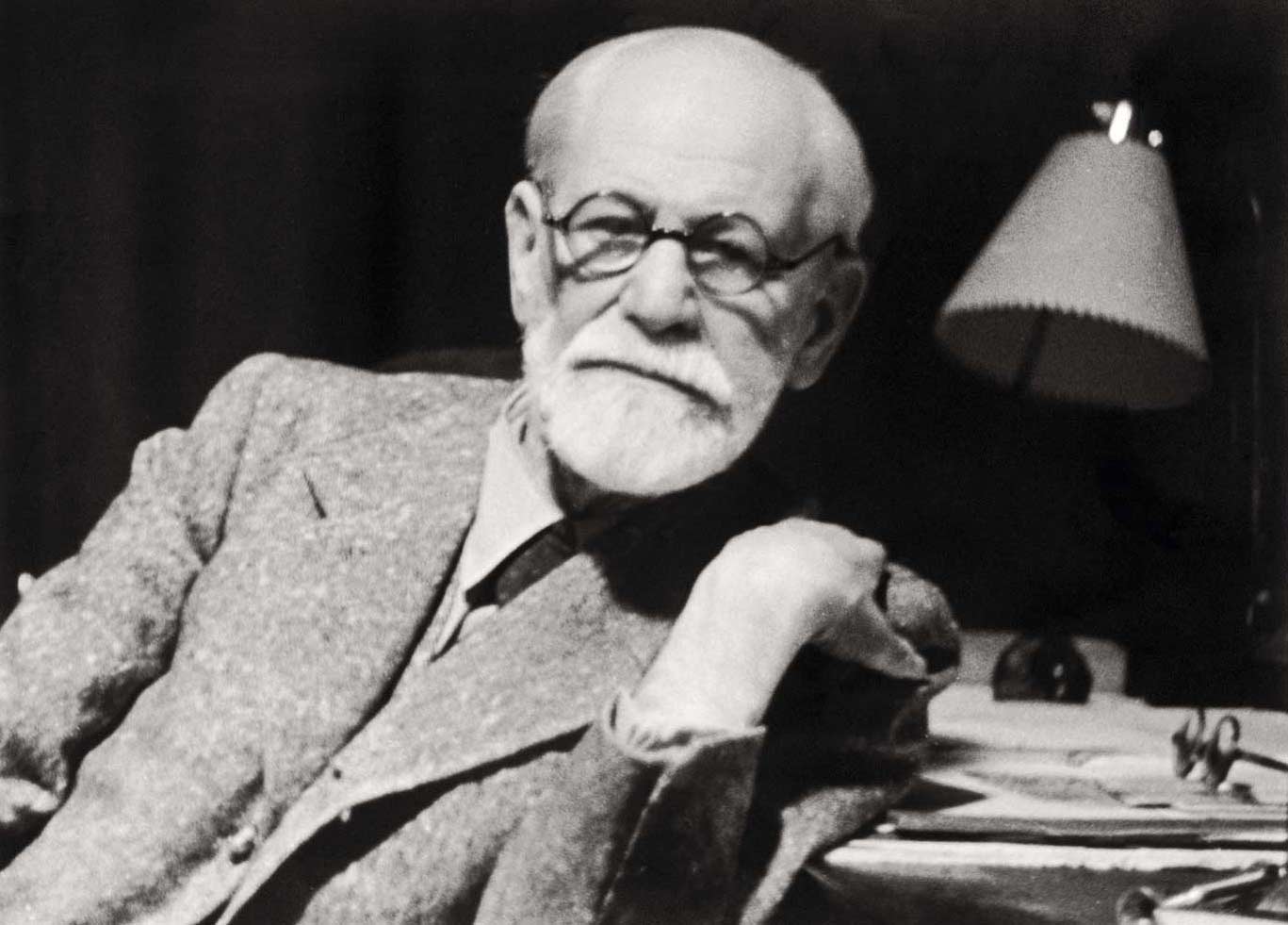 Sigmund Freud quer mit Leselampe