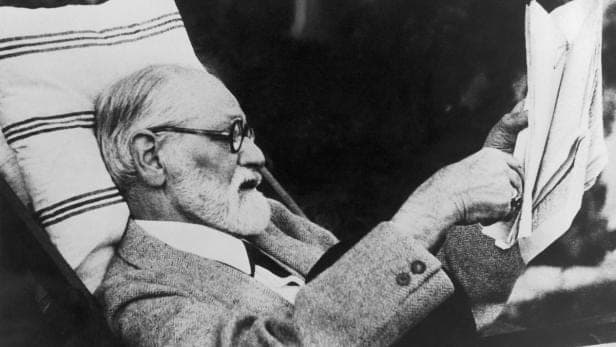 Sigmund Freud beim Zeitunglesen
